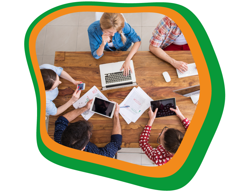 Des chefs d'entreprise qui échangent, comme les membres du réseau LEAD, Les Entrepreneurs à Découvrir.